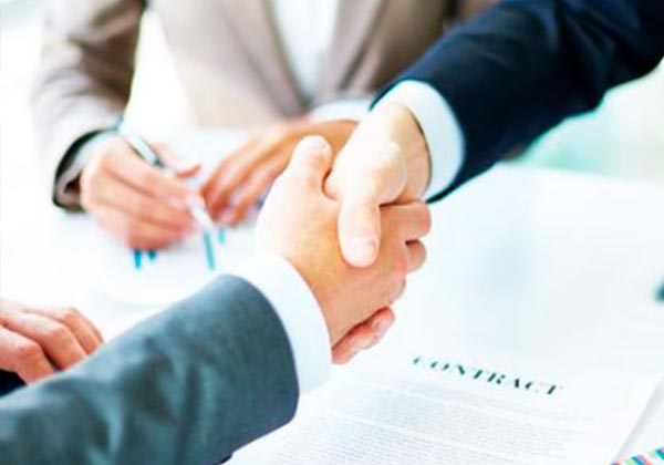 Dois homens apertando as mãos